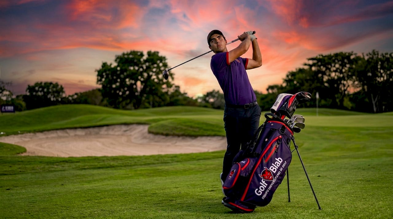 Joven golfista universitario perfeccionando su swing en el campo