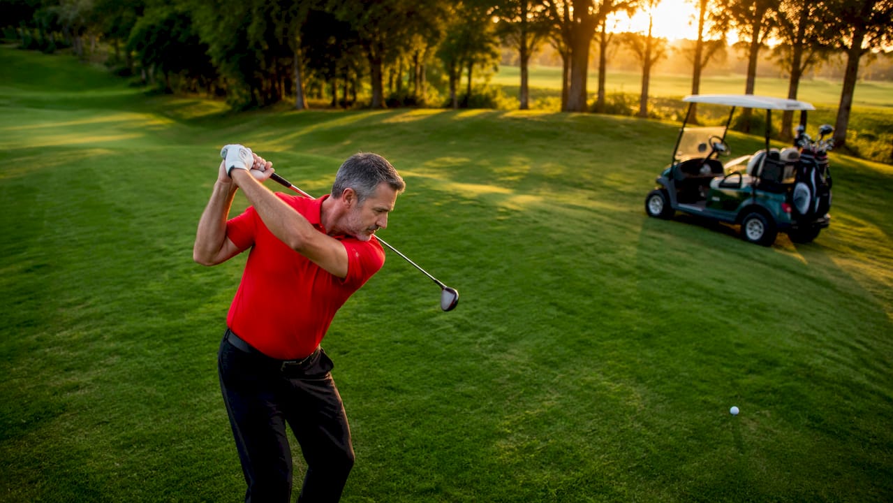 Golfista entrenando la concentración mental en la zona de práctica